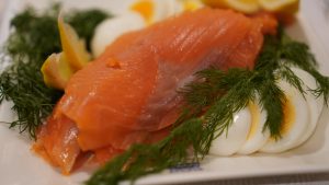 Suomalaiset suosivat joulunakin tuontikalaa – norjanlohi mainonnan kärkenä