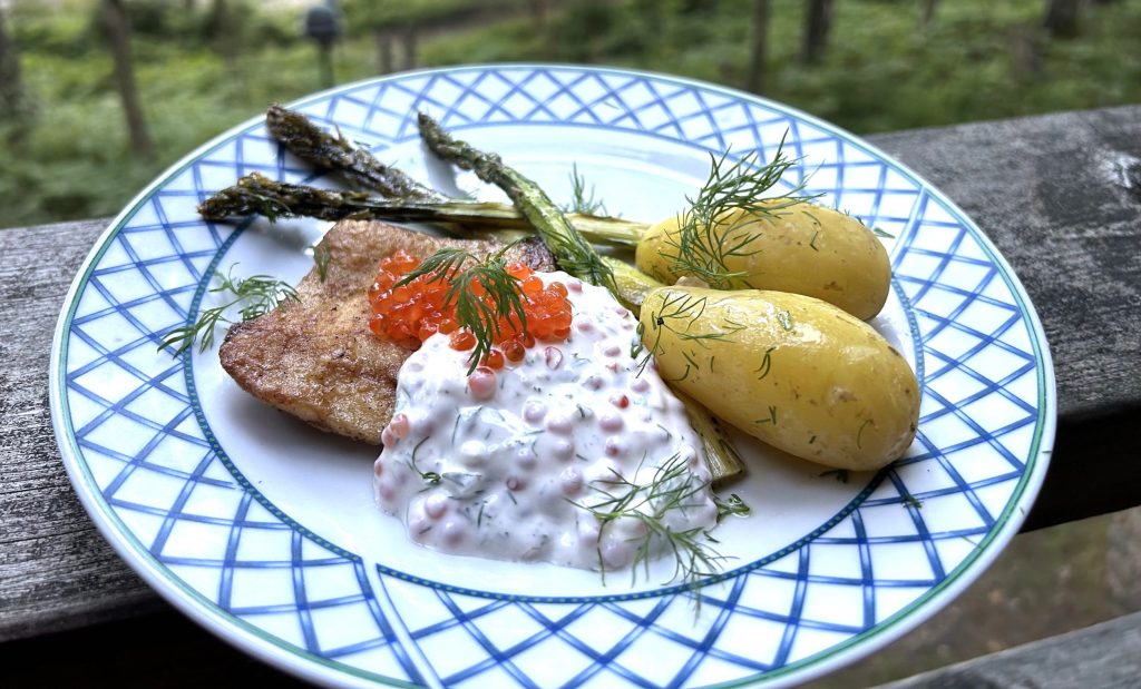 Paistettua haukea, mätikastiketta ja sitruunaparsaa
