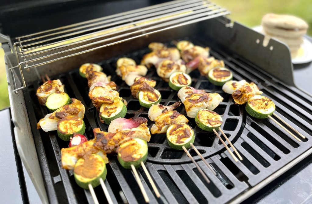 Haukivartaat Tikka Masala, jugurttikastike ja grillattua leipää