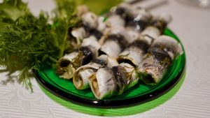 Äidin sinappiset silakkarullat