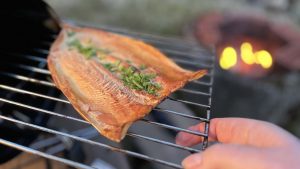 Savustettu siika perhostyylillä ja savukasviksia paperissa