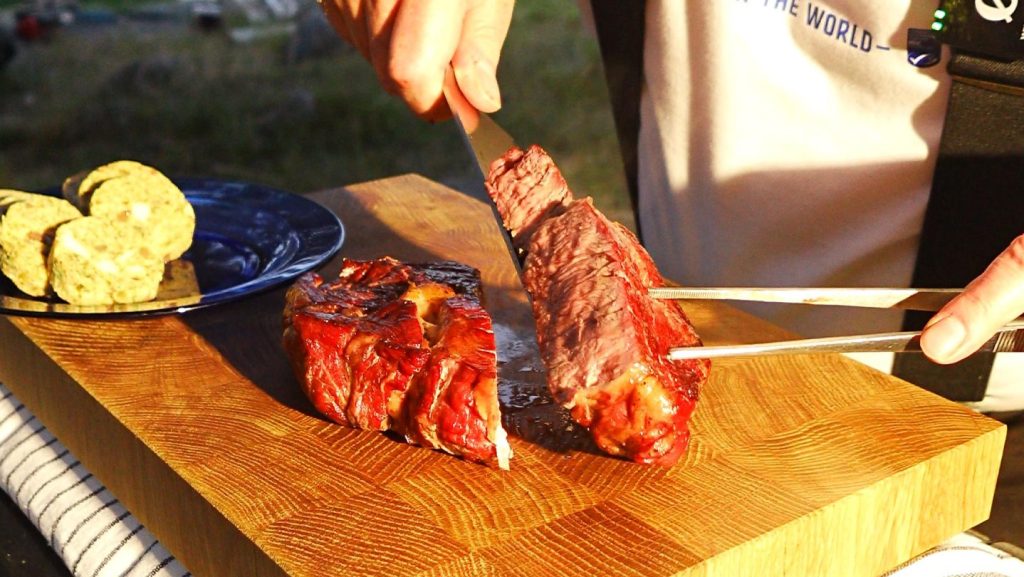 Entrecote grillissä ja maustevoi matjessillistä