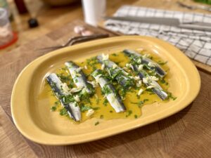 Boquerones silakasta – Espanjalainen tapasklassikko kotimaisesta villikalasta